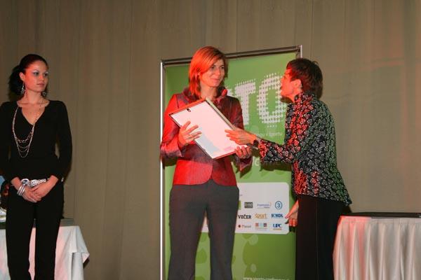 Priznanje je v imenu Bob in skleton zveze Slovenije prevzela Andreja Bezjak